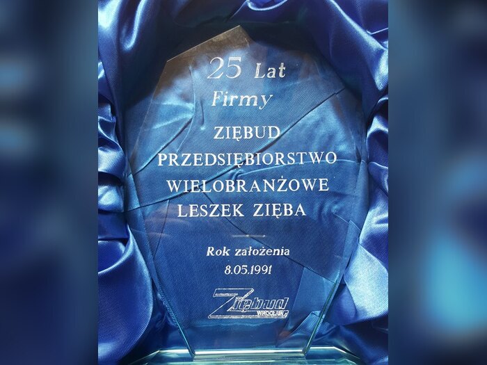 Pamiątkowa statuetka ZIĘBUD z wygrawerowaną datą założenia firmy 8 maja 1991 roku
